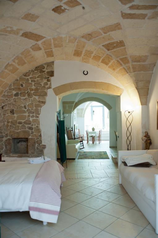 Casa D'Artista Suite & Garden Лече Стая снимка